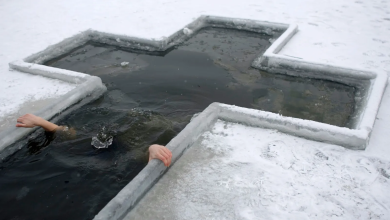 Un hombre se sumerge en agua helada durante las celebraciones de la Epifanía cerca de un monasterio en la histórica ciudad de Rostov Veliky, a unos 124 kilómetros de Moscú. Aunque la mayoría de los cristianos celebran el 6 de enero, muchos cristianos ortodoxos conmemoran la Epifanía el 19 de enero en honor del bautismo de Cristo.